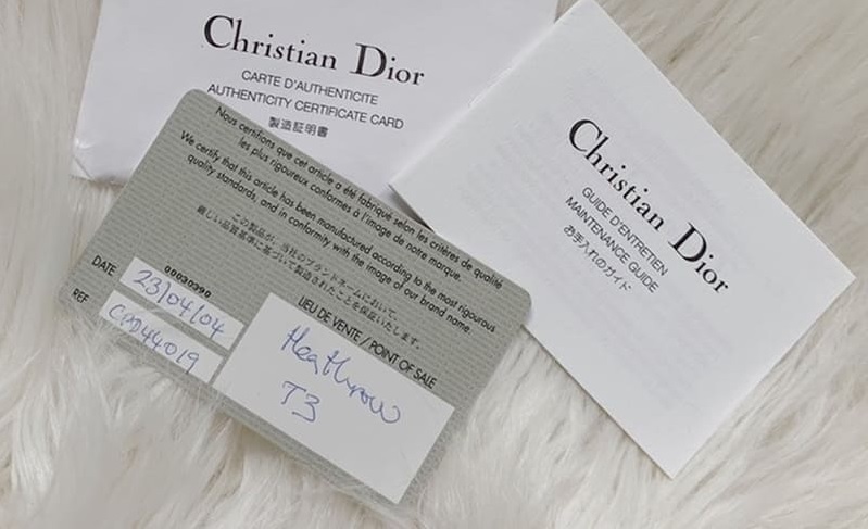 Kiểm tra túi xách Dior qua thẻ chứng nhận nguồn gốc