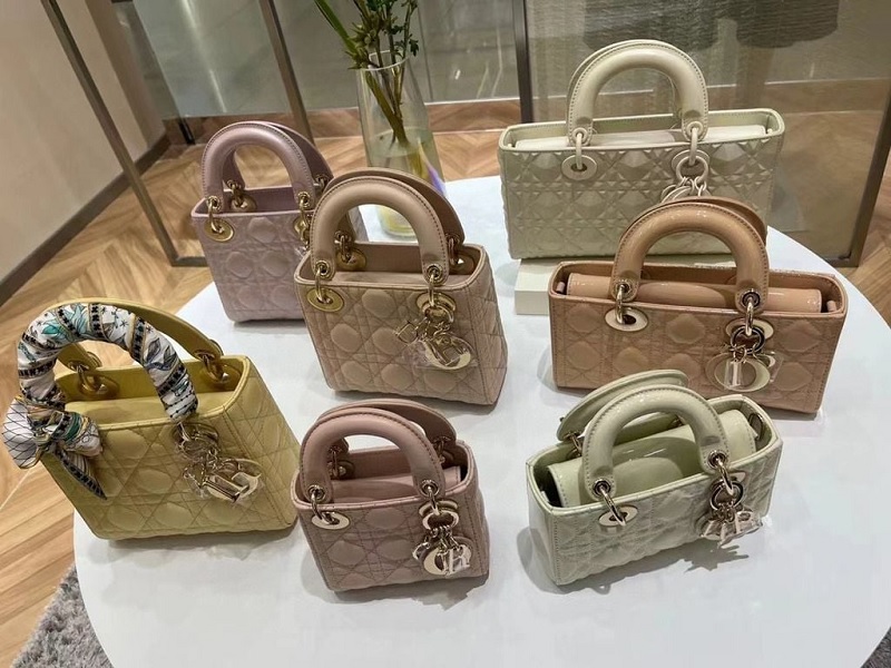 Phân biệt túi Dior thật giả qua giá thành