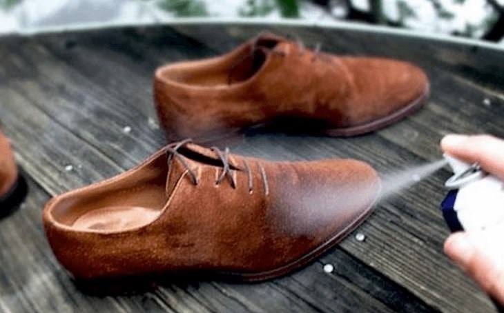Làm sạch giày da lộn với vết bẩn là dung dịch