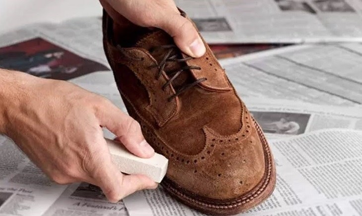 Xử lý vết mực dính trên giày da lộn