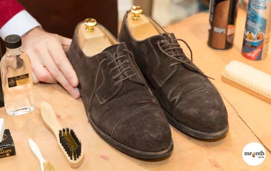 Làm sạch giày oxford da lộn