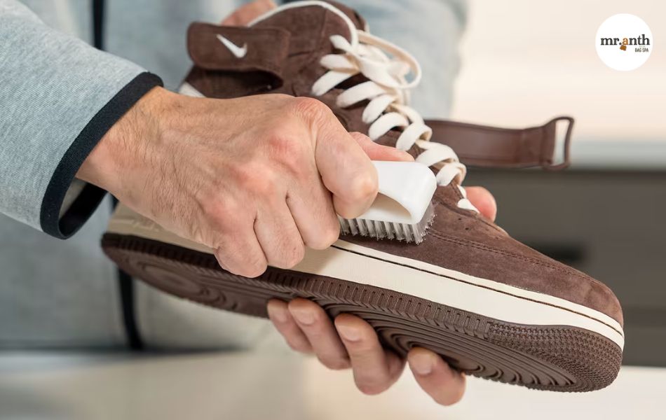 Cách giặt giày sneaker da lộn