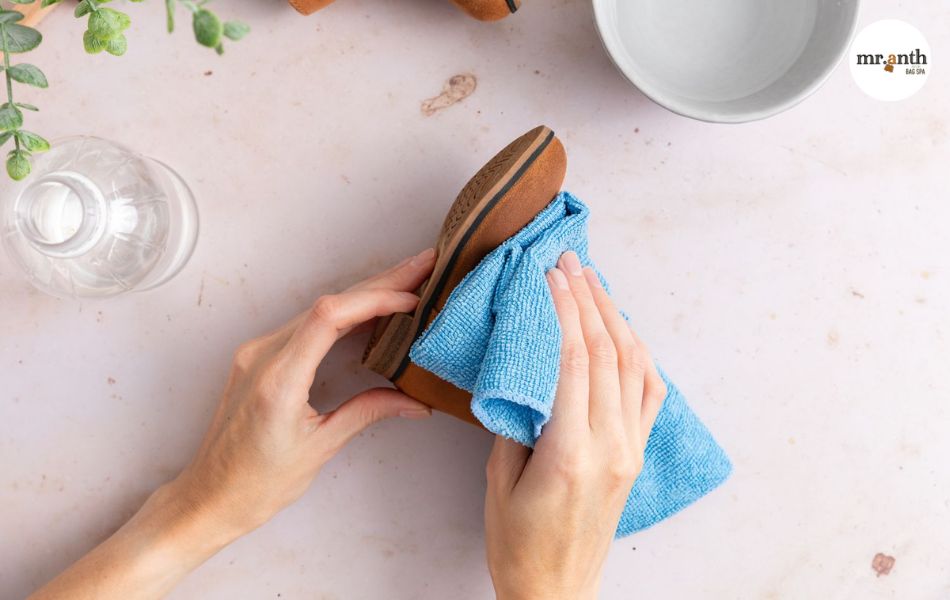 7 Cách vệ sinh giày da lộn bền đẹp như mới tại nhà
