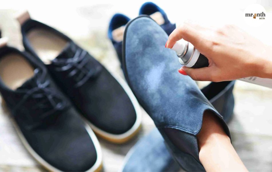 Vệ sinh giày da lộn màu đen bạc màu