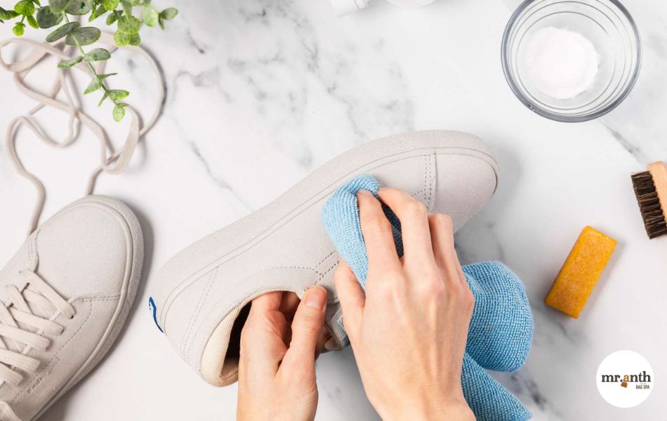 vệ sinh giày trắng bằng cục gôm tẩy