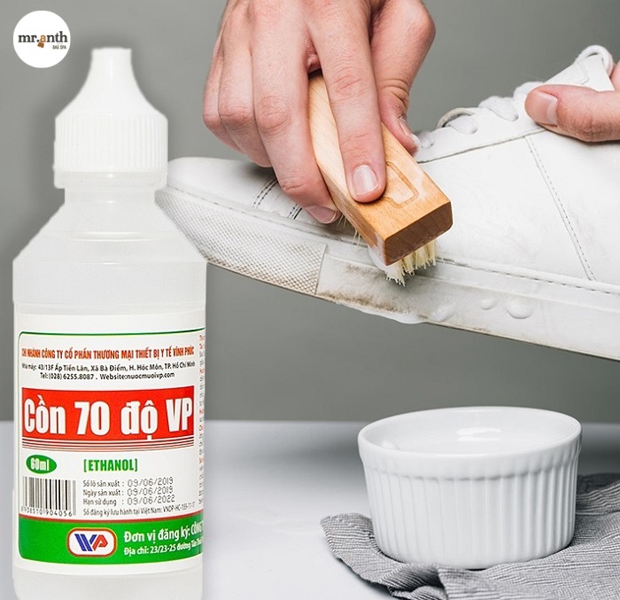 Cách làm sạch giày trắng bằng cồn y tế