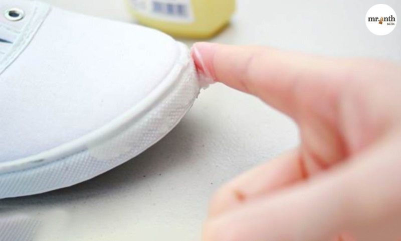 Sử dụng Vaseline vệ sinh giày Sneaker