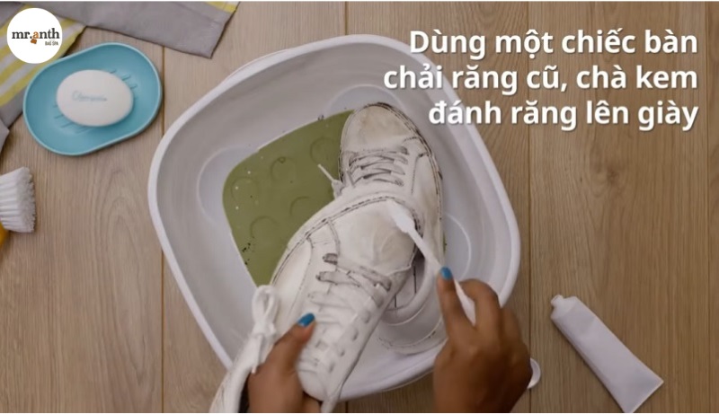 Cách vệ sinh giày trắng không bị ố vàng đơn giản đúng cách