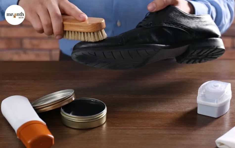 Những điều cần lưu ý khi vệ sinh giày da tại nhà