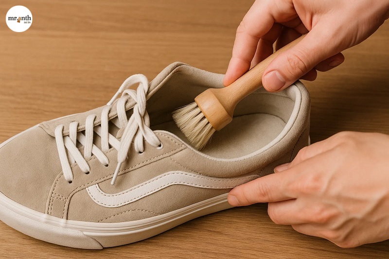 Cách vệ sinh bên trong giày đơn giản tại nhà