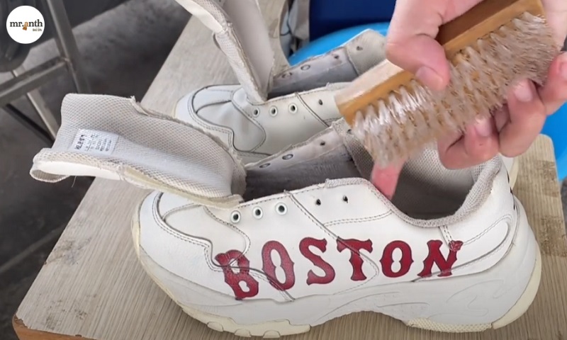 Hướng dẫn cách vệ sinh giày Sneaker chi tiết đơn giản