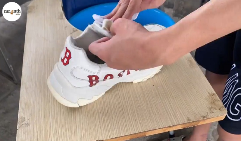 Hướng dẫn cách vệ sinh giày Sneaker chi tiết đơn giản