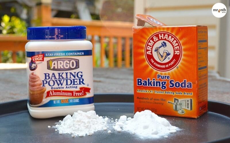 Cách làm mới dây xích túi xách​ bị xỉn màu bằng bột Baking Soda và giấy báo