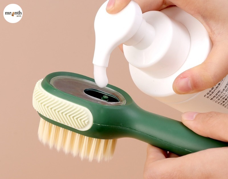 Cách làm mới dây xích túi xách​ bằng bàn chải mềm và xà phòng