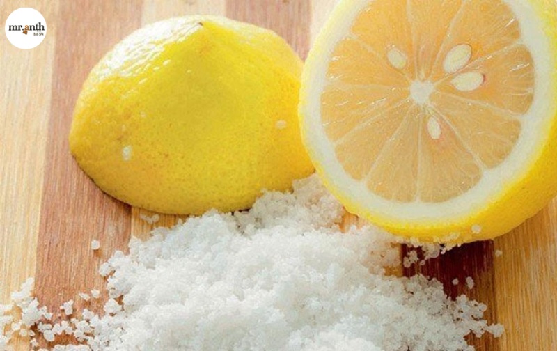 Sử dụng chanh và muối làm sạch túi da bị dính màu