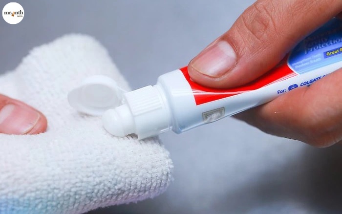 Cách làm sạch túi da bị dính mực​ bút bi, mực bút lông