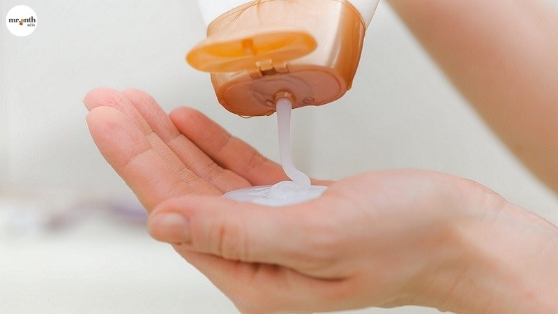 Làm sạch túi da bị dính mực​ bút bi, mực bút lông bằng cách sử dùng dầu gội đầu