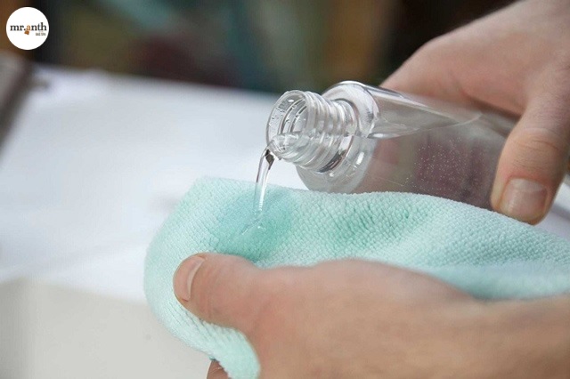 Làm sạch túi da bị dính mực​ bút bi, mực bút lông bằng cách sử dụng dung dịch Aceton