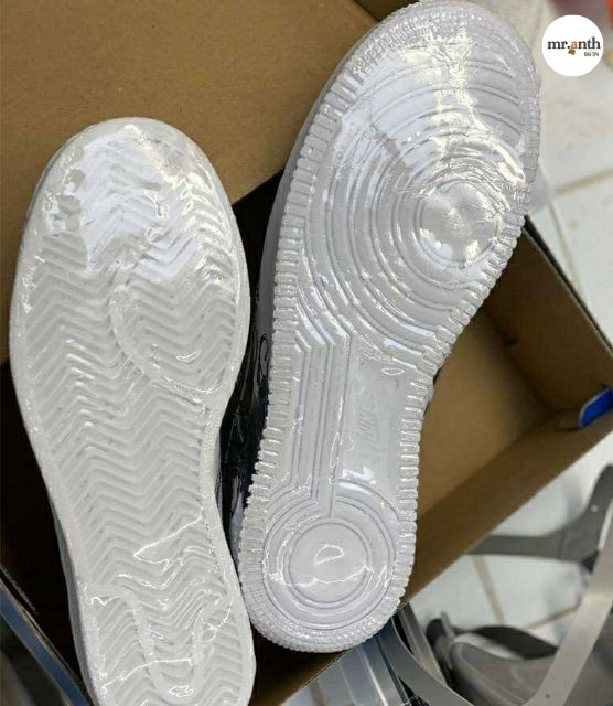 Dùng miếng dán Sole trong suốt sửa đế giày bị mòn