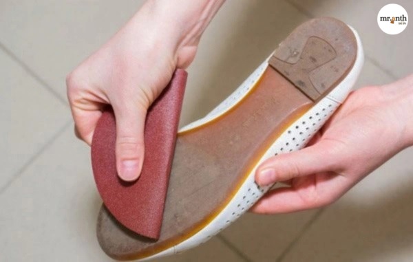 Sửa đế giày bị mòn bằng cách sử dụng giấy nhám