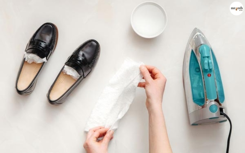 Sửa giày da bị rách bằng bàn là