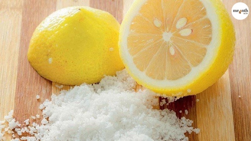 Chanh muối kết hợp muối xử lý khóa túi bị oxy hóa