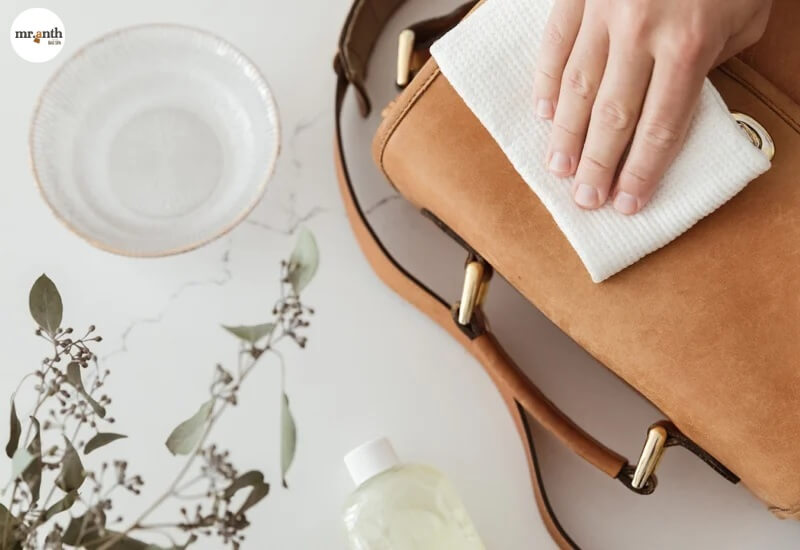 Làm sạch túi da bị mốc bằng giấm trắng