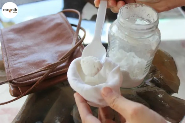 Sử dụng Baking Soda làm sạch túi da màu trắng bị mốc