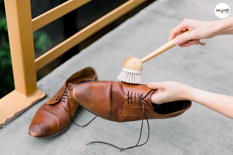 Dùng keo dán chuyên dụng phục hồi vết rách