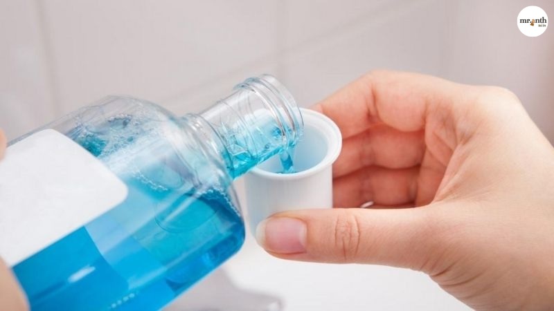 Dùng nước súc miệng xử lý giày bị nổ da