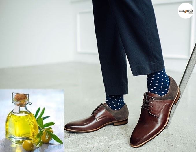 Làm mềm giày da mới mua bằng dầu Oliu