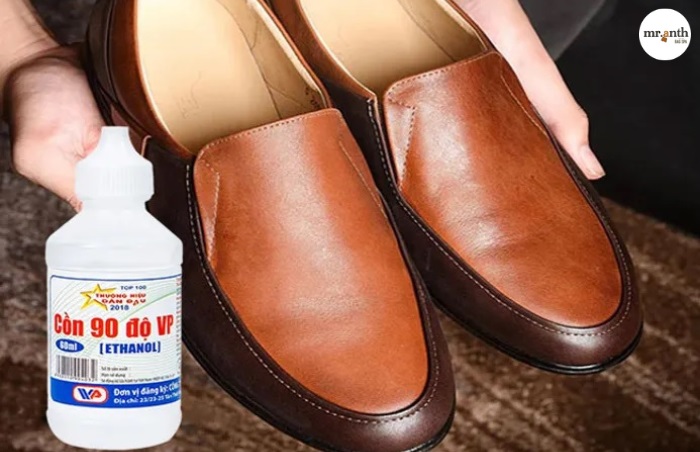 Dùng cồn hoặc rượu trắng làm mềm giấy