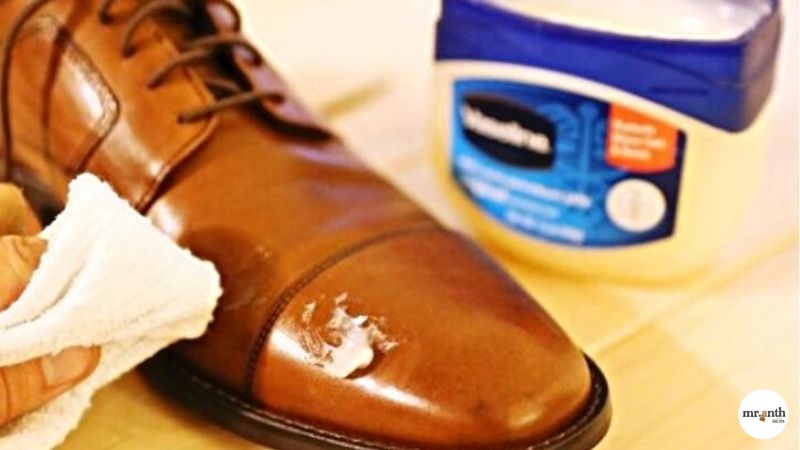Dùng Vaseline làm mềm giày da mới mua