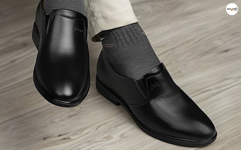 Vì sao cần làm mềm giày da bị cứng?