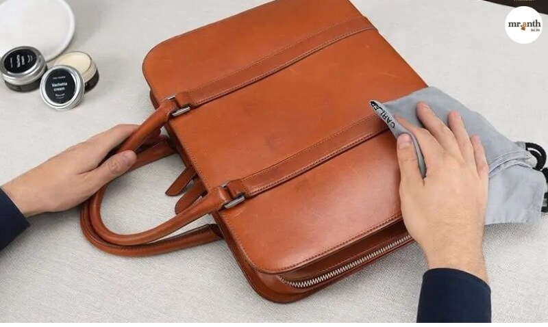 Sử dụng xi đánh giày làm sạch dây đeo túi xách 