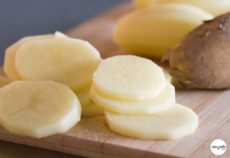 Tẩy mốc giày bằng khoai tây