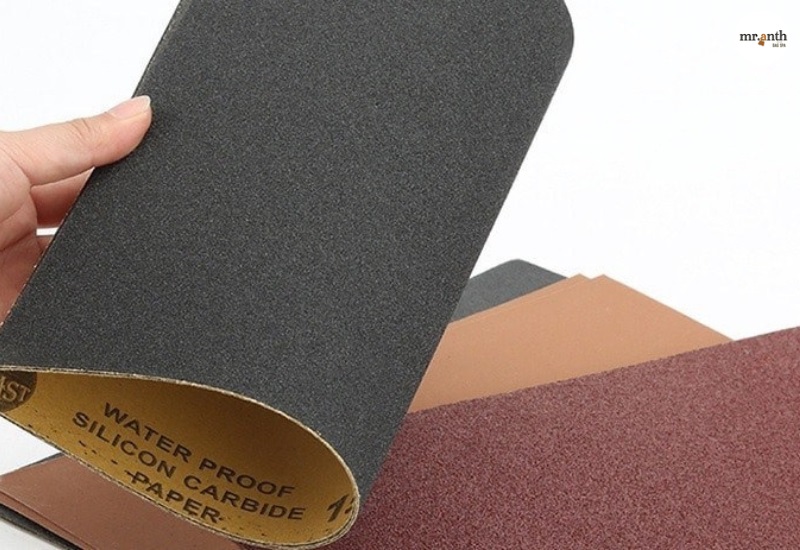 Dùng giấy nhám xử lý giày bị mốc