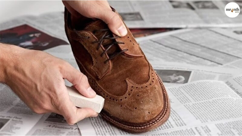 Tẩy mốc trên giày da bằng gôm tẩy