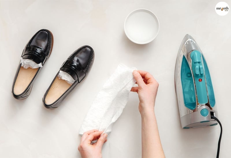Sử dụng bàn là khắc phục da giày bị nứt