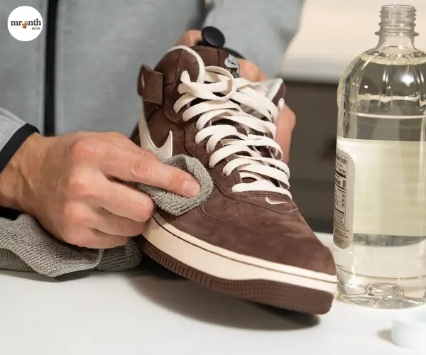 Giấm Trắng (White Vinegar) làm sạch giày da lộn