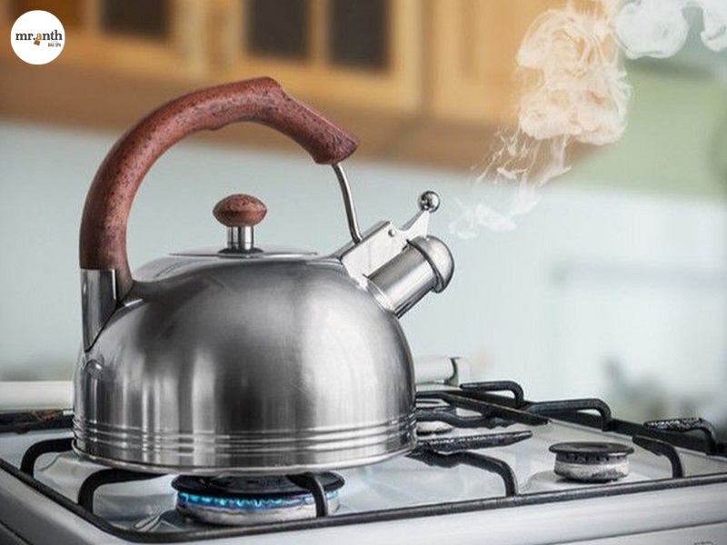 Làm mềm giày da lộn bằng hơi nước