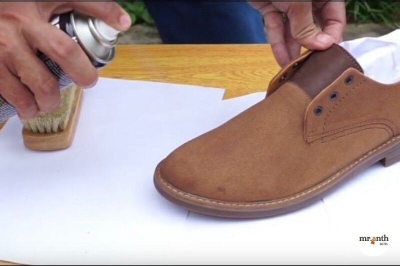 Cách vệ sinh giày da lộn bị ố vàng đơn giản