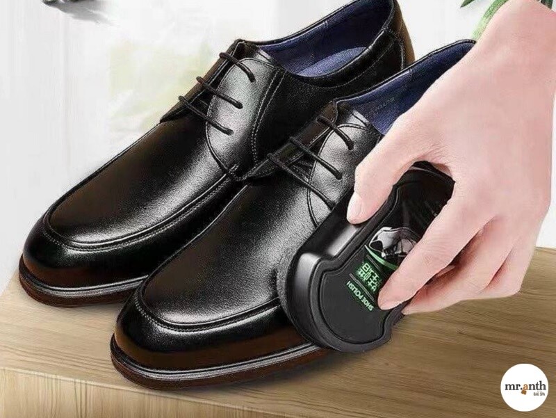 Sử dụng xi đánh giày màu đen xử lý giày đen bị dính thuốc tẩy