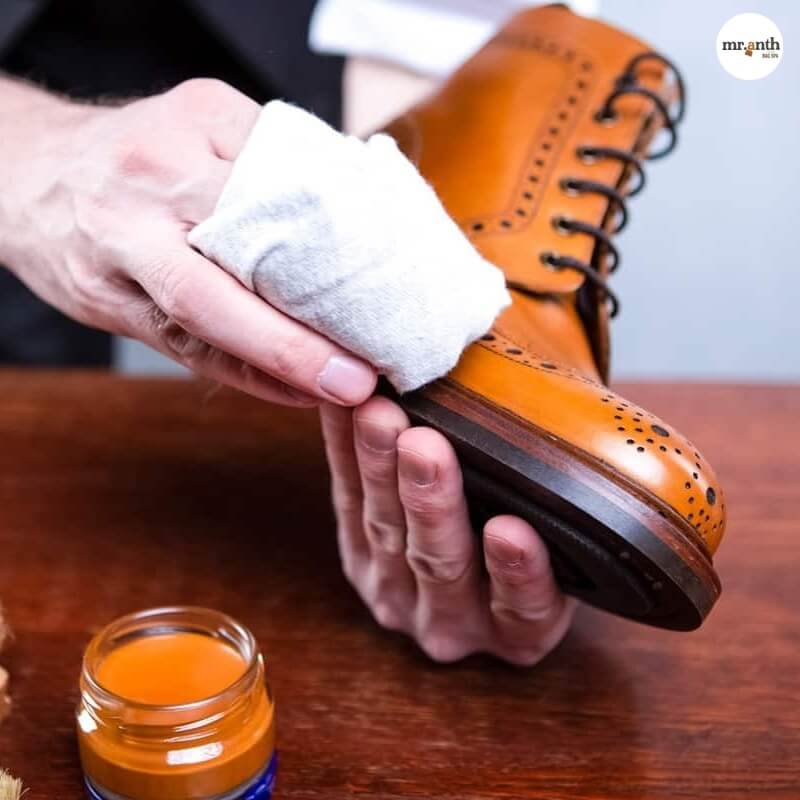 Cách nhuộm giày da thành màu đen đơn giản