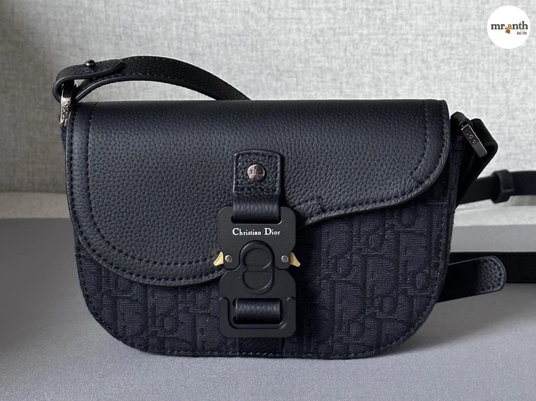 Mở khóa túi Dior khóa gài
