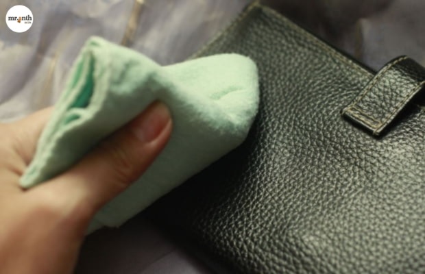 Cách vệ sinh túi da sần sùi