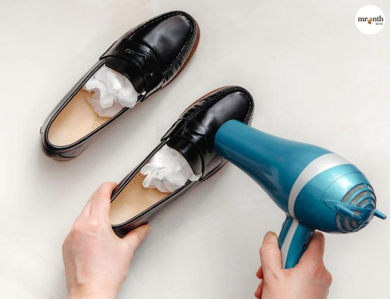 Cách khắc phục giày chật bằng sử dụng máy sấy tóc