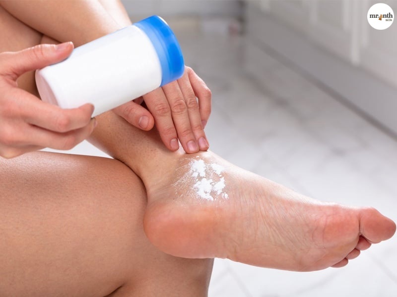 Meo đi giày cao gót không đau mũi chân bằng sử dụng phấn rôm