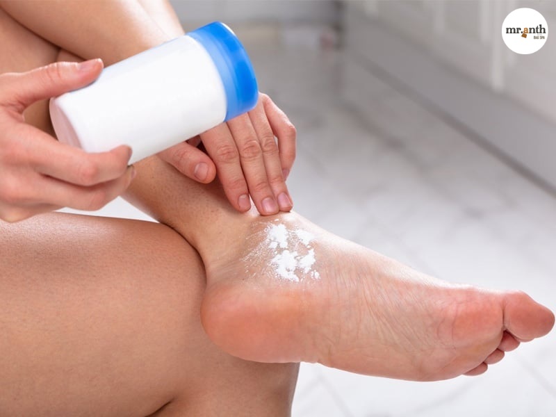 Sử dụng phấn rôm khi đi giày chật không bị đau chân