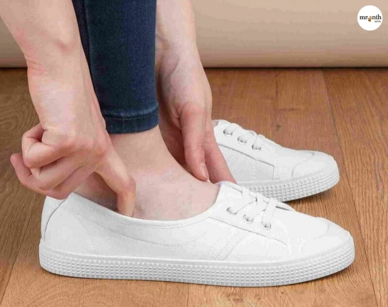 Có nên đi giày lớn hơn 1 size không?